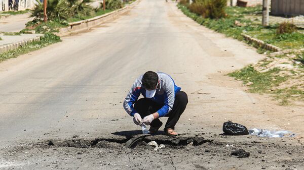 Сбор образцов почвы после химической атаки в городе Хан-Шейхун, Сирия. 5 апреля 2017 года