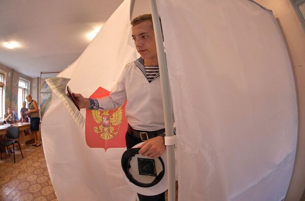 Курсант Нахимовского военно-морского училища в единый день голосования на избирательном участке в Севастополе