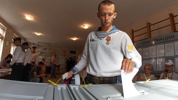 Курсант Нахимовского военно-морского училища в единый день голосования на избирательном участке в Севастополе