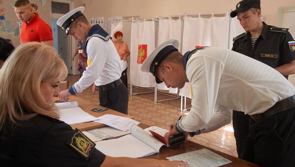 Курсанты Нахимовского военно-морского училища в единый день голосования на избирательном участке в Севастополе