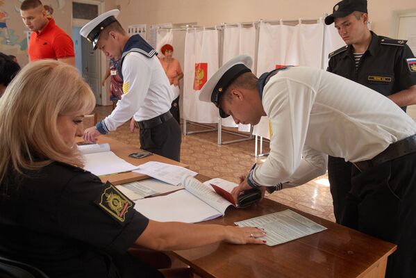 Курсанты Нахимовского военно-морского училища в единый день голосования на избирательном участке в Севастополе