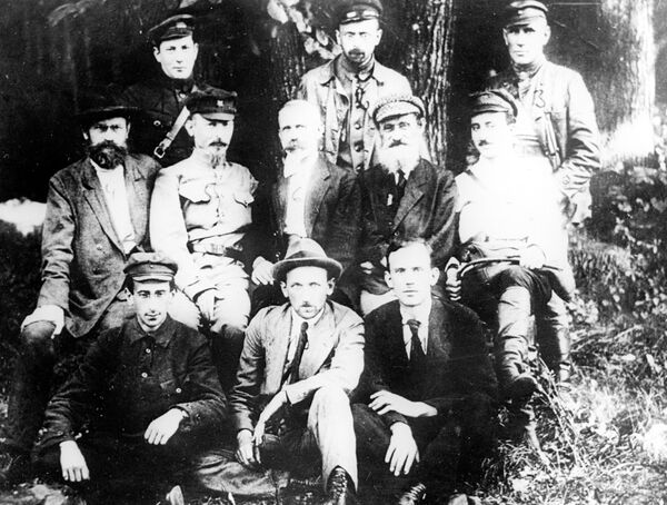 Феликс Дзержинский (второй слева во втором ряду) с русскими и польскими революционерами Феликс Дзержинский (второй слева во втором ряду) с русскими и польскими революционерами