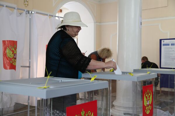Жительница Севастополя голосуют на выборах губернатора. 10 сентября 2017 года