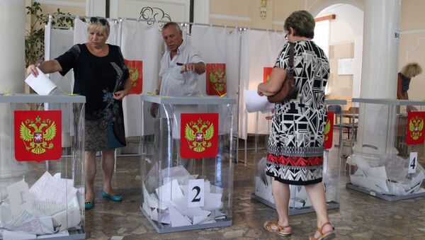 Жительница Севастополя голосуют на выборах губернатора. 10 сентября 2017 года