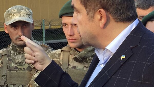 Михаил Саакашвили разговаривает с пограничниками на контрольно-пропускном пункте Шегини на украинско-польской границе