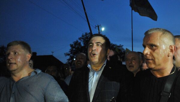Бывший президент Грузии, экс-губернатор Одесской области Михаил Саакашвили (в центре) у пункта пропуска Шегени на украинско-польской границе.