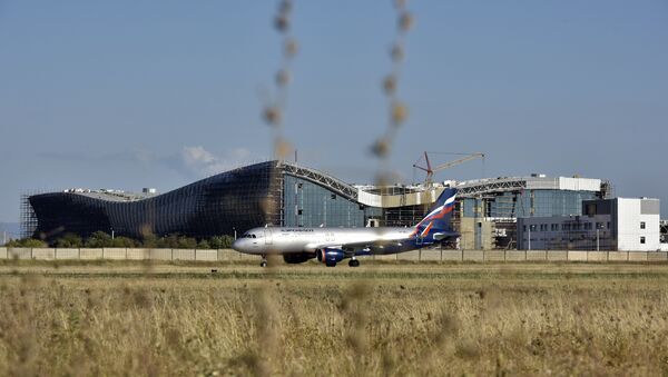 Самолет на фоне строящегося нового терминала аэропорта Симферополь