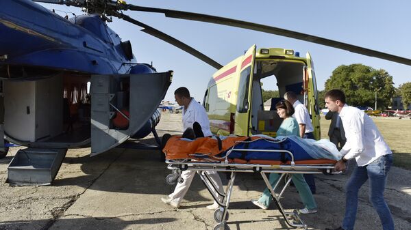 Пострадавшего грузят в вертолет санавиации. Архивное фото