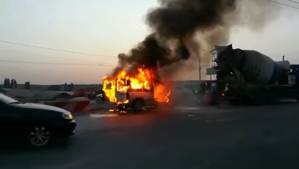 На Евпаторийской трассе сгорел автомобиль Ford Transit
