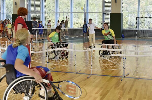 Дети с ограниченными физическими возможностями сыграли со здоровыми детьми на инвалидных колясках в теннис в МДЦ Артек