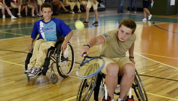 Здоровые дети на инвалидных колясках играют в теннис в МДЦ Артек