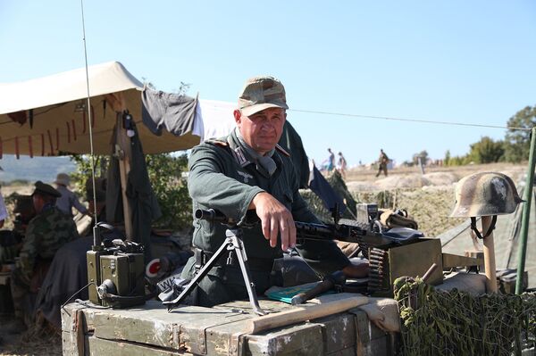 Реконструктор Олег Владимиров из Москвы, который приехал на Крымский военно-исторический фестиваль, чтобы воевать на стороне германского Вермахта Реконструктор Олег Владимиров из Москвы, который приехал на Крымский военно-исторический фестиваль, чтобы воевать на стороне германского Вермахта