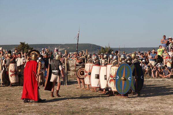 Реконструкторы легиона Римской империи на Крымском военно-историческом фестивале на Федюхиных высотах в Севастополе Реконструкторы легиона Римской империи на Крымском военно-историческом фестивале на Федюхиных высотах в Севастополе
