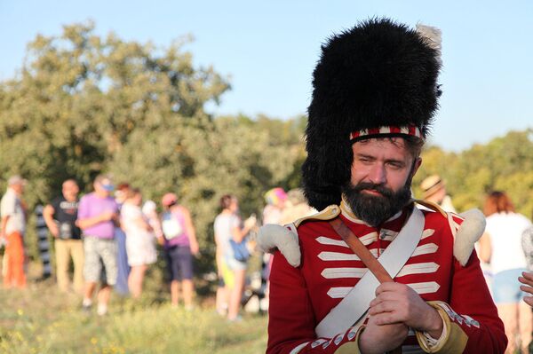 Рекоструктор из британского отряда, принимающий участие в боях Крымской войны на Крымском военно-историческом фестивале на Федюхиных высотах в Севастополе Рекоструктор из британского отряда, принимающий участие в боях Крымской войны на Крымском военно-историческом фестивале на Федюхиных высотах в Севастополе