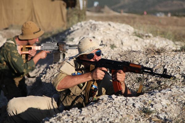 Реконструкторы - советские солдаты в боях Афганской войны на Крымском военно-историческом фестивале на Федюхиных высотах в Севастополе Реконструкторы - советские солдаты в боях Афганской войны на Крымском военно-историческом фестивале на Федюхиных высотах в Севастополе