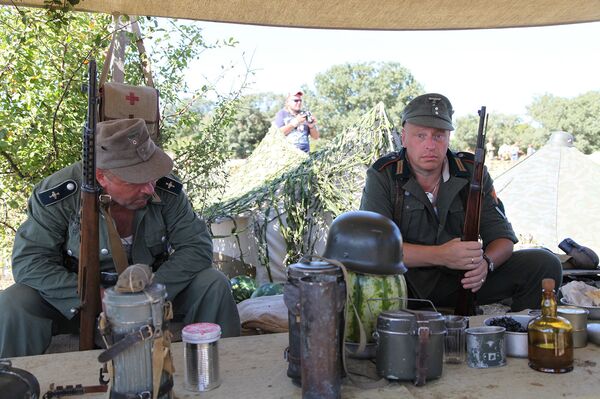 Реконструкторы - солдаты германского Вермахта, участвующие в боях Великой Отечественной войны на Крымском военно-историческом фестивале на Федюхиных высотах в Севастополе Реконструкторы - солдаты германского Вермахта, участвующие в боях Великой Отечественной войны на Крымском военно-историческом фестивале на Федюхиных высотах в Севастополе