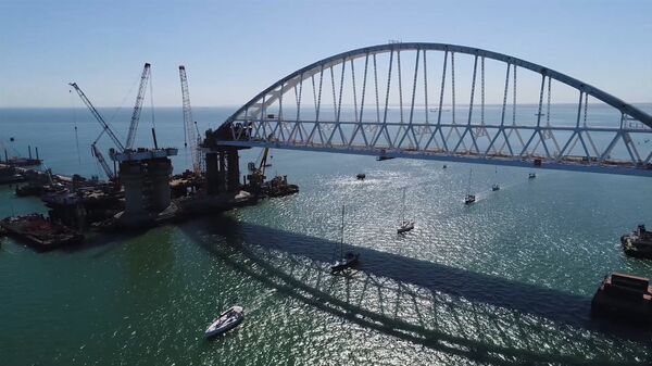 Яхты прошли парадом под аркой Крымского моста во время парусной регаты Яхты прошли парадом под аркой Крымского моста во время парусной регаты