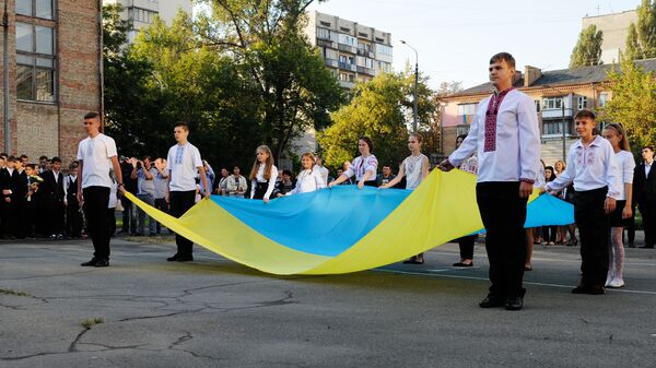 Ученики на торжественной линейке, посвященной Дню знаний, в Киеве