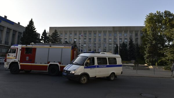 Здание городского совета Симферополя во время эвакуации при звонках о минировании