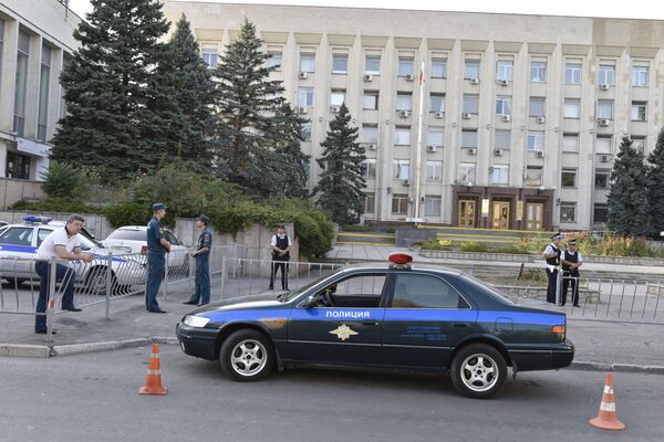 Полицейская машина у здания городского совета Симферополя во время эвакуации при звонках о минировании Полицейская машина у здания городского совета Симферополя во время эвакуации при звонках о минировании