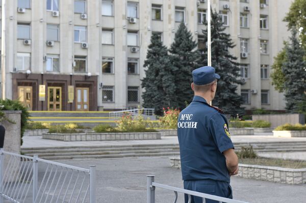 Сотрудник МЧС России у здания городского совета Симферополя во время эвакуации при звонках о минировании Сотрудник МЧС России у здания городского совета Симферополя во время эвакуации при звонках о минировании