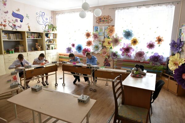 Ученики Симферопольской специальной школы-интерната №2. Класс изобразительного творчества