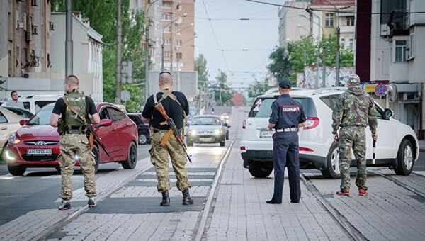 Ополченцы и полицейские на улице Донецка. Архивное фото