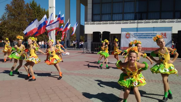 Празднование Дня государственного флага и герба Крыма на площади им. Ленина в Симферополе