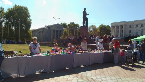 Выставка мастеров во время празднования Дня флага и герба РК на площади им. Ленина в Симферополе