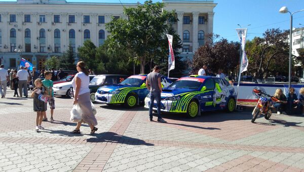 Выставка автомобилей и мотоциклов во время празднования Дня флага и герба РК на площади им. Ленина в Симферополе