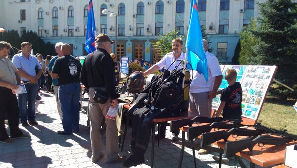 Выставка снаряжения во время празднования Дня флага и герба РК на площади им. Ленина в Симферополе