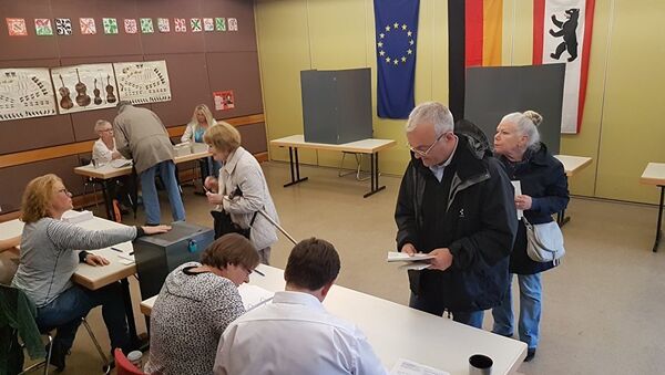 Жители юго-востока Берлина на избирательных участках во время парламентских выборов в Германии