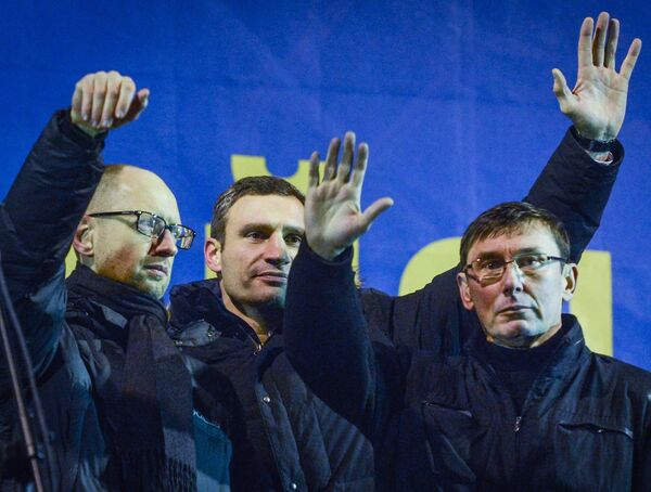Арсений Яценюк, Виталий Кличко и экс-глава МВД Украины Юрий Луценко на митинге за вступление Украины в Евросоюз на Майдане Независимости в Киеве Арсений Яценюк, Виталий Кличко и экс-глава МВД Украины Юрий Луценко на митинге за вступление Украины в Евросоюз на Майдане Независимости в Киеве