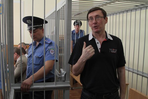 Юрий Луценко, в отношении которого заведено уголовное дело, после окончания заседания в Печерском районном суде Киева. 2012 год Юрий Луценко, в отношении которого заведено уголовное дело, после окончания заседания в Печерском районном суде Киева. 2012 год