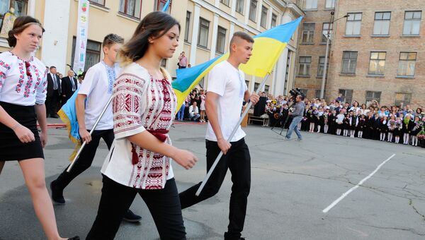 Ученики на торжественной линейке, посвященной Дню знаний, в Киеве
