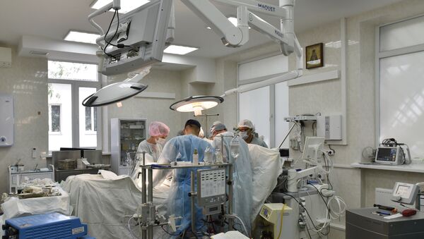 Врачи делают аортокоронарное шунтирование пациенту в крымской больнице