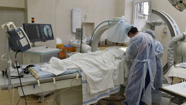 Врачи проводят операцию по установке электрокардиостимулятора в крымской больнице