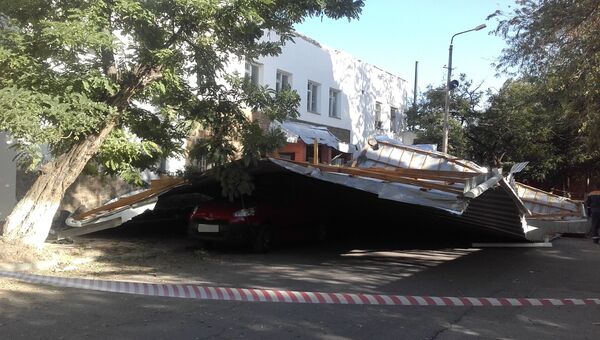 В Феодосии сорванная ветром со здания железнодорожного вокзала крыша придавила автомобиль с людьми