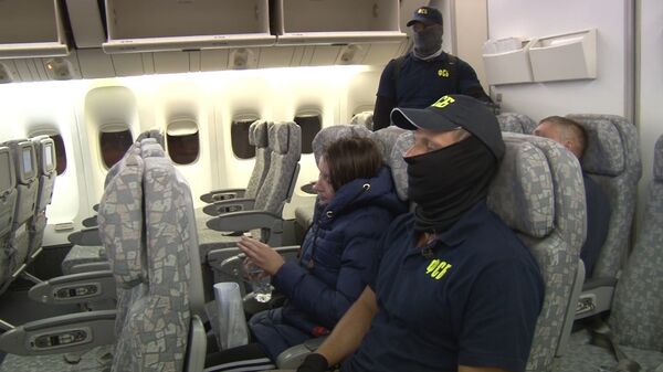 Подозреваемых в шпионаже россиян доставили из Крыма в Москву. Съемка ФСБ Подозреваемых в шпионаже россиян доставили из Крыма в Москву. Съемка ФСБ