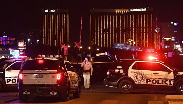 Автомобили полиции на месте стрельбы у казино Mandalay Bay в Лас-Вегасе