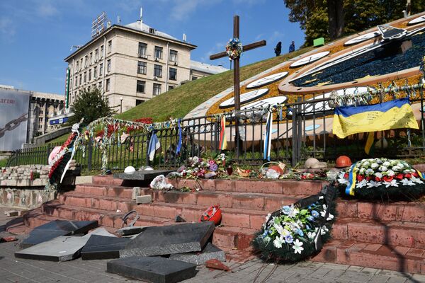 Разбитые памятные плиты героям Небесной сотни в центре Киева. 5 октября 2017 Разбитые памятные плиты героям Небесной сотни в центре Киева. 5 октября 2017