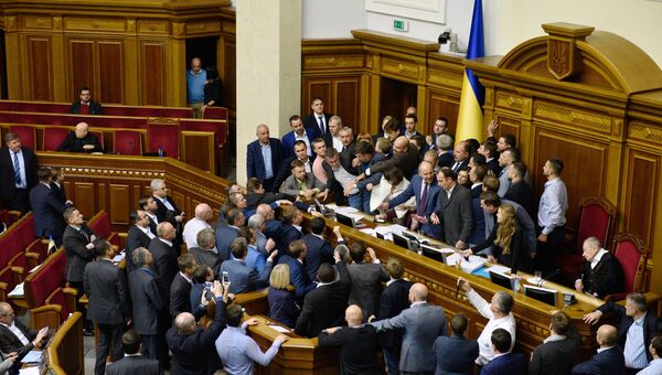 Депутаты на заседании Верховной рады в Киеве блокируют трибуну. Архивное фото
