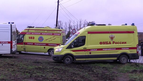 Машины скорой помощи на месте столкновения пассажирского автобуса c поездом на железнодорожном переезде во Владимирской области