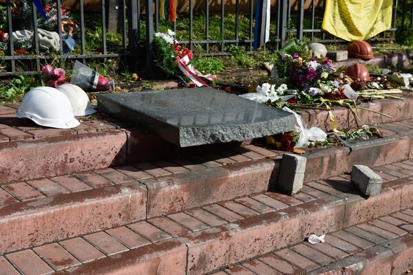 В Киеве разбили памятник погибшим во время акции Евромайдана В Киеве разбили памятник погибшим во время акции Евромайдана