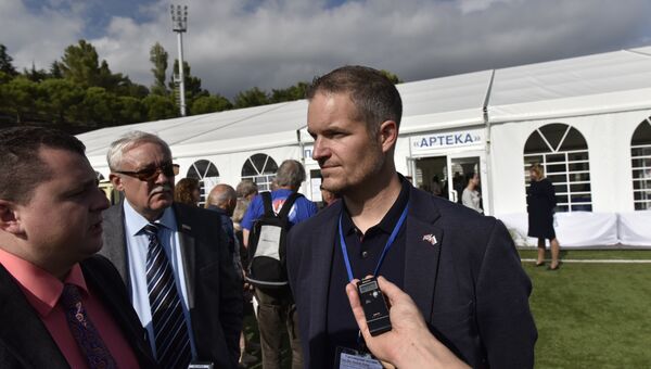 Глава норвежской делегации Хендрик Вебер во время интервью в Артеке