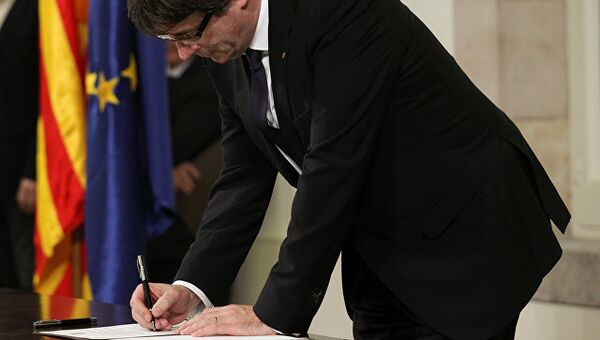 Председатель правительства Каталонии Карлес Пучдемон подписывает декларацию о независимости, 10 октября 2017