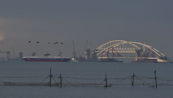 Буксировка автодорожной арки Крымского моста к фарватеру
