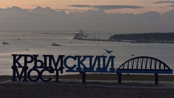 Буксировка автодорожной арки Крымского моста к фарватеру