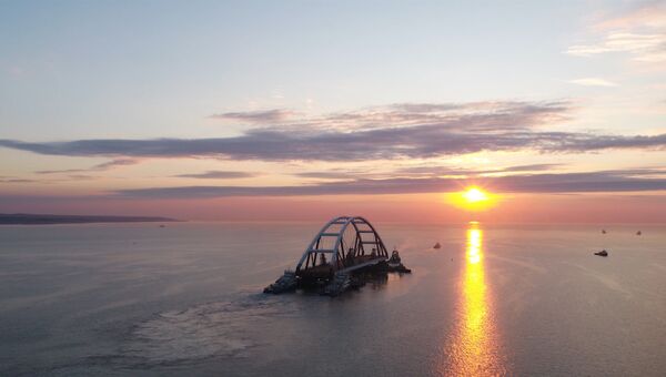 Транспортировка автодорожной арки Крымского моста к месту установки