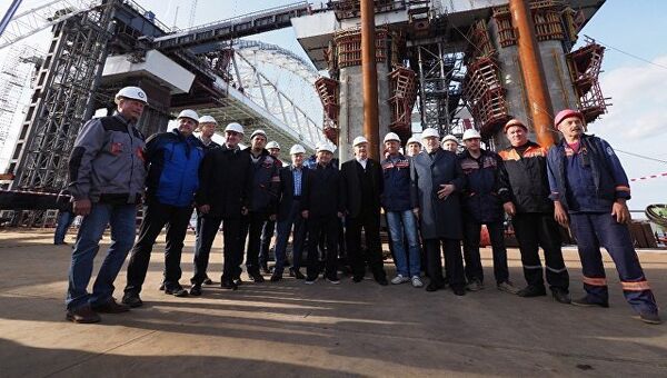 Лидеры думских фракций во время посещения стройплощадки Крымского моста. 12 октября 2017